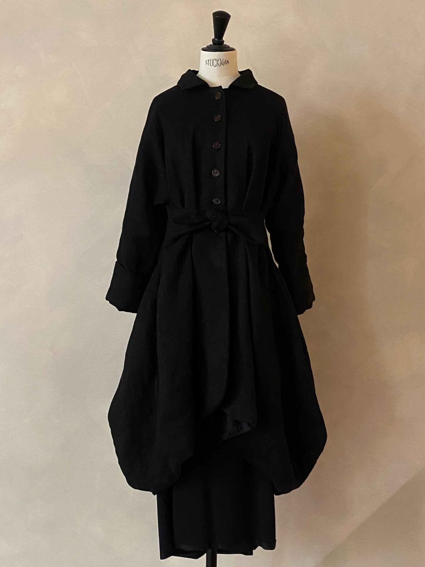 Black Menina short coat