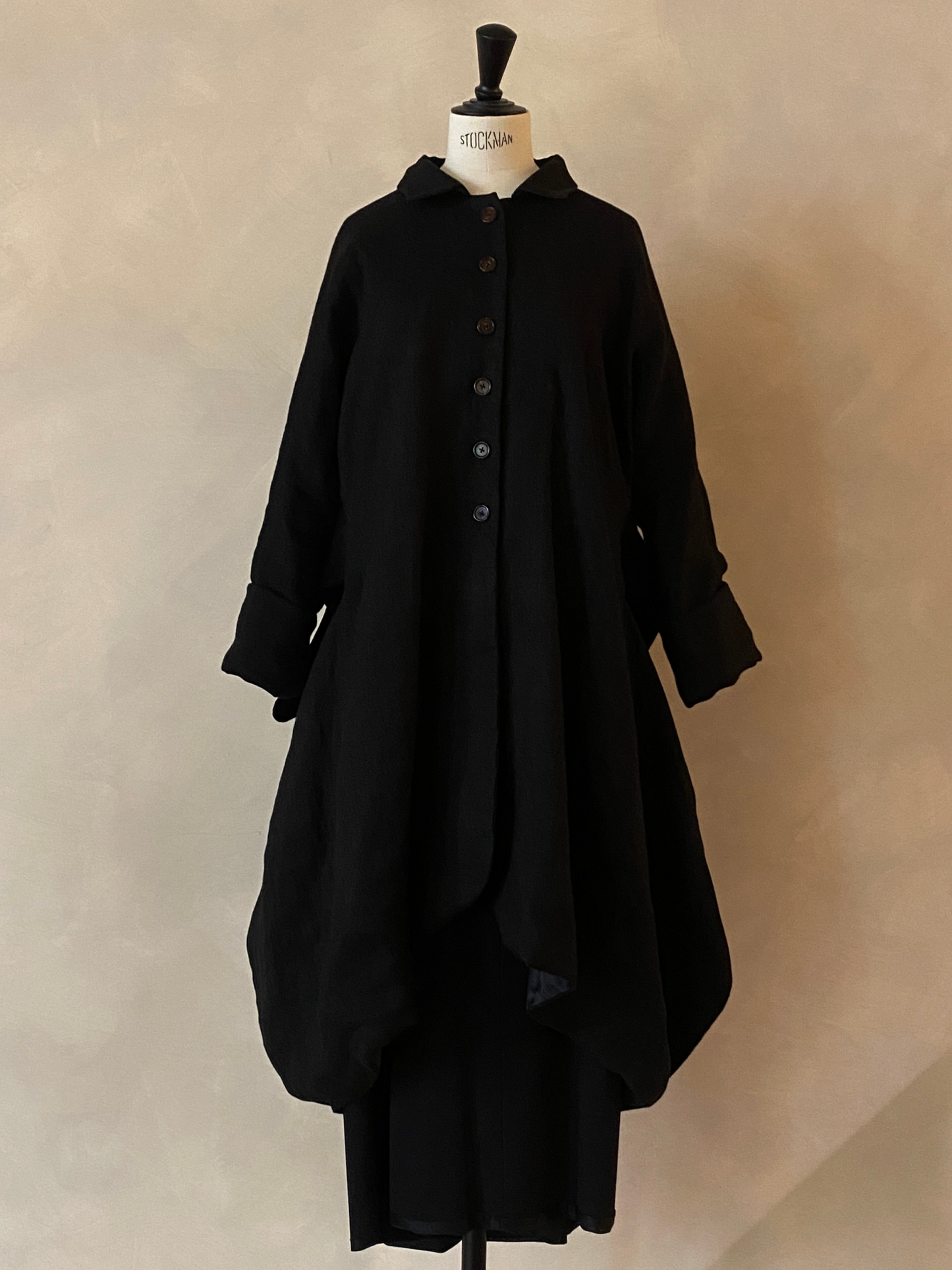 Black Menina short coat