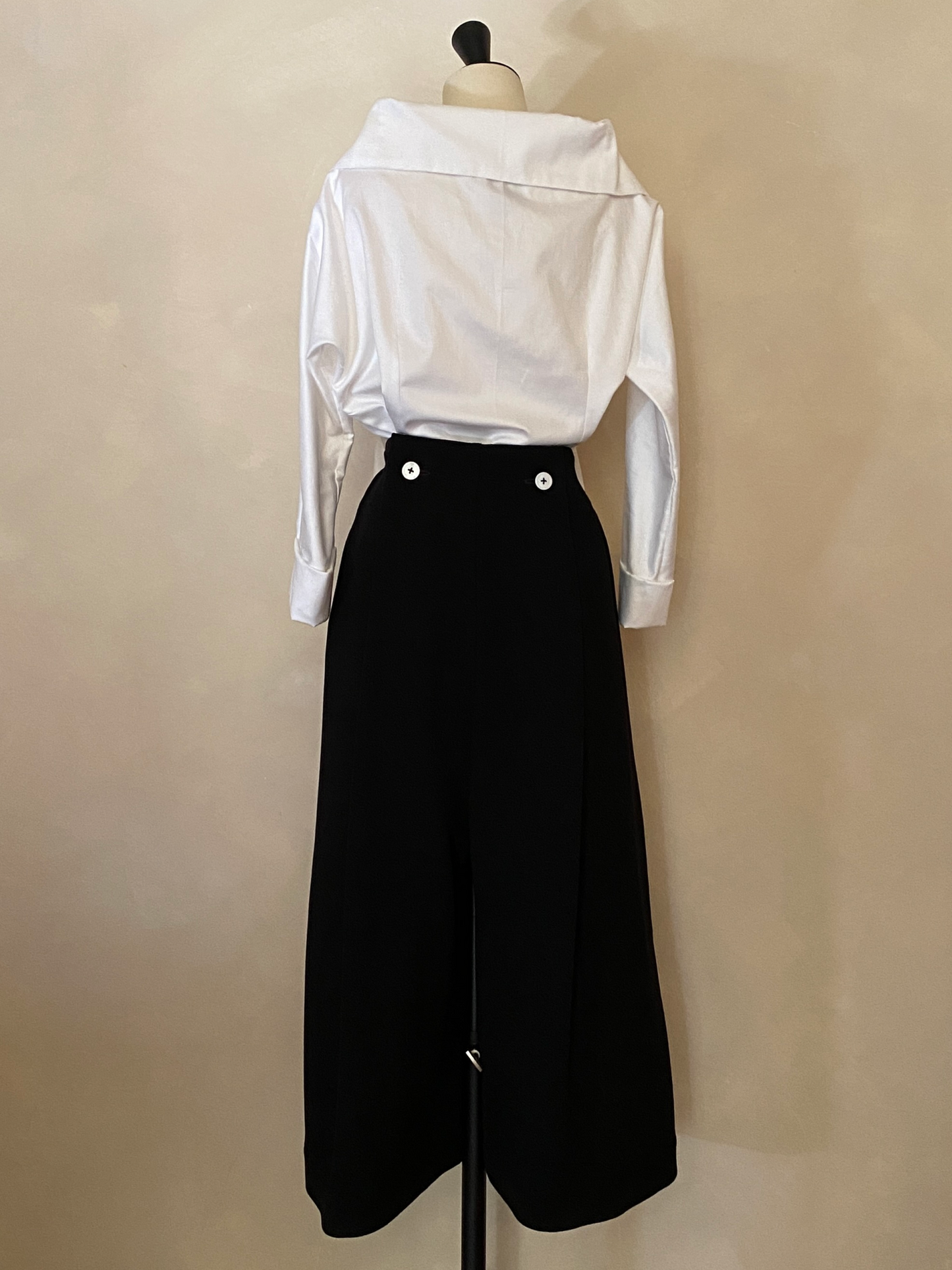 Camisa blanca cuello triangular