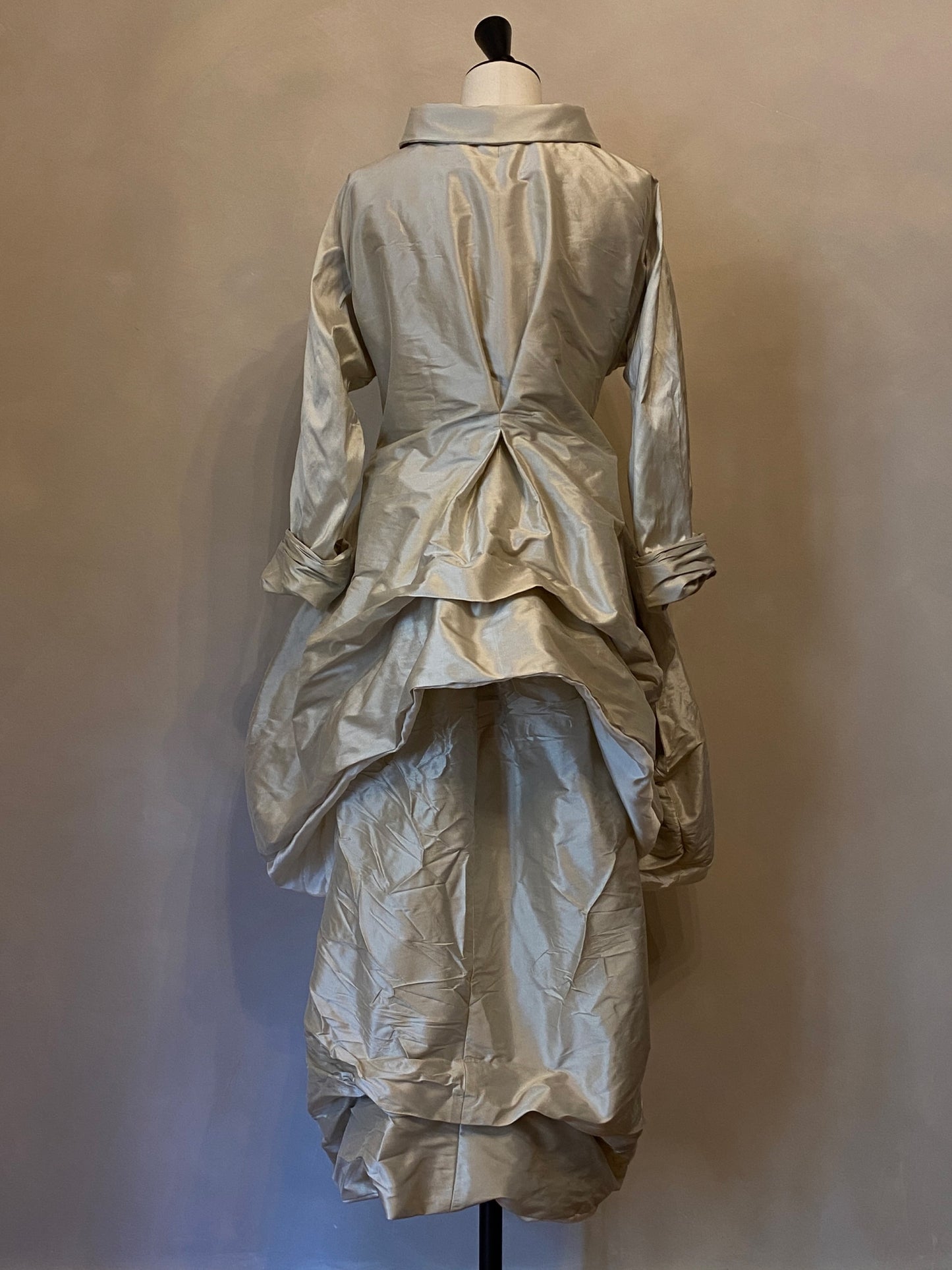 Conjunto de chaqueta y falda de seda dupioni