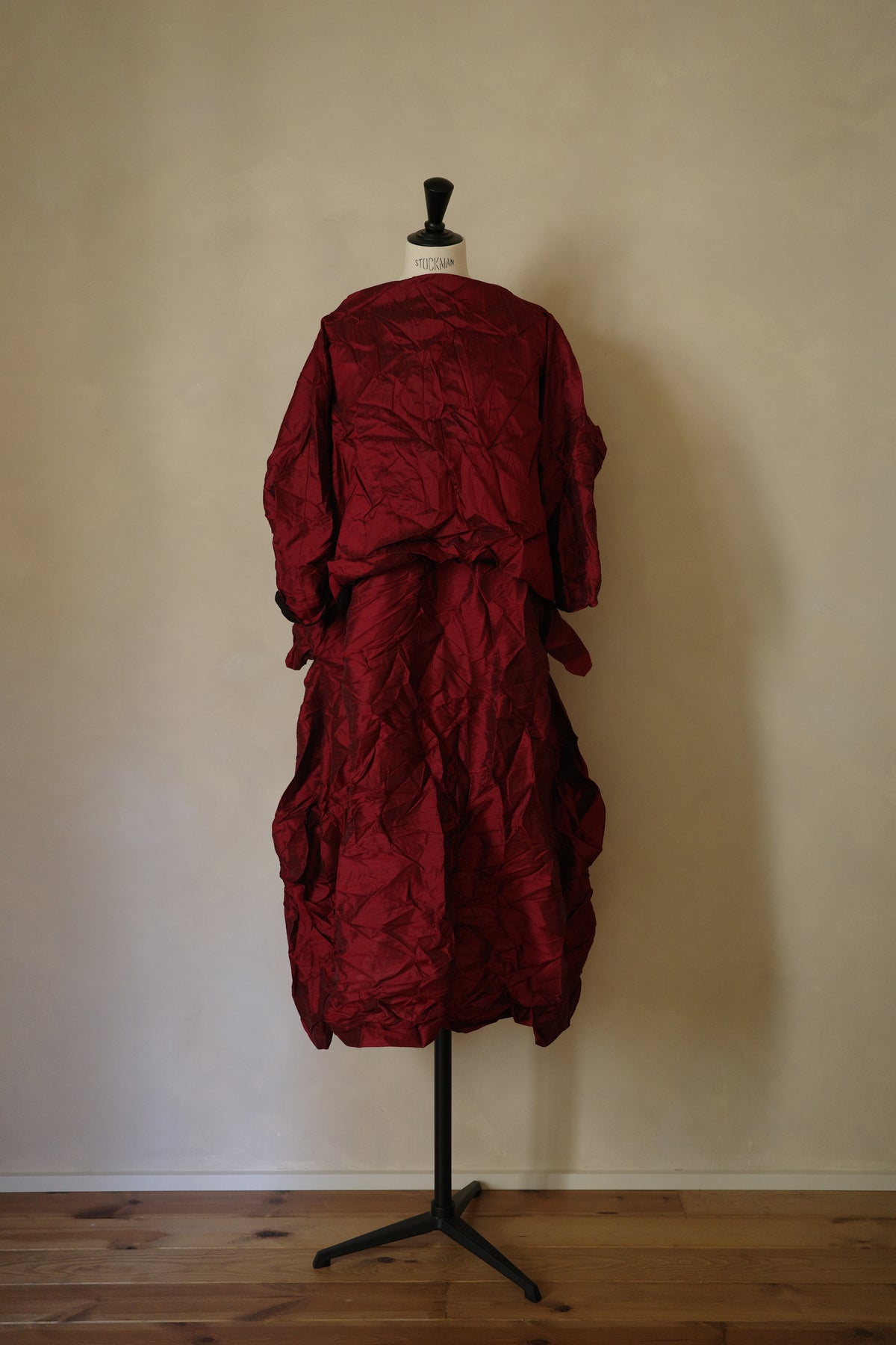 Sleeveless black silk Menina dress