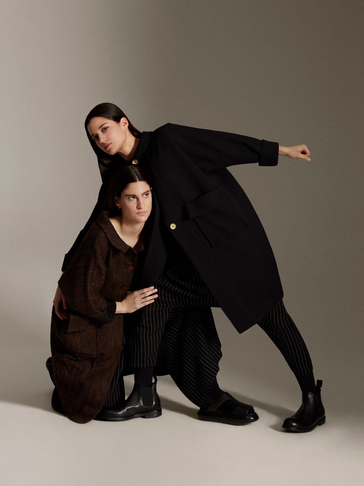 Abrigo negro en doble crepé de lana