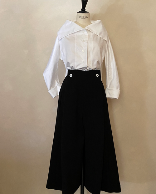 Camisa blanca cuello triangular