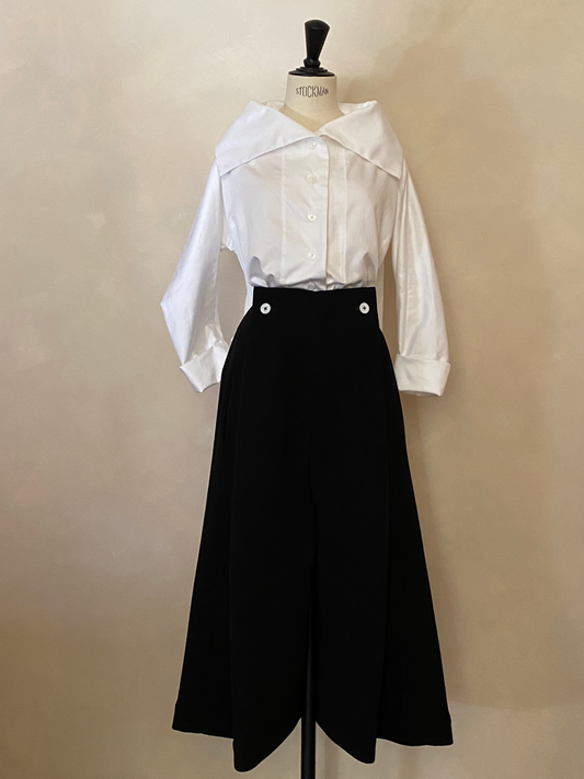 Camisa blanca cuello triangular