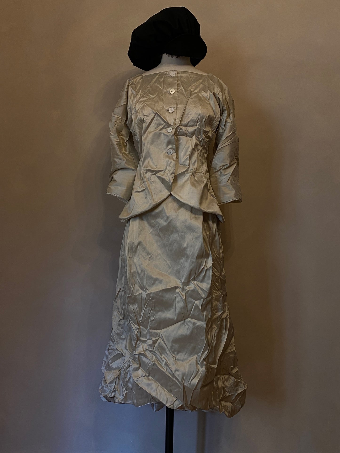 Conjunto de chaqueta y falda de seda dupioni