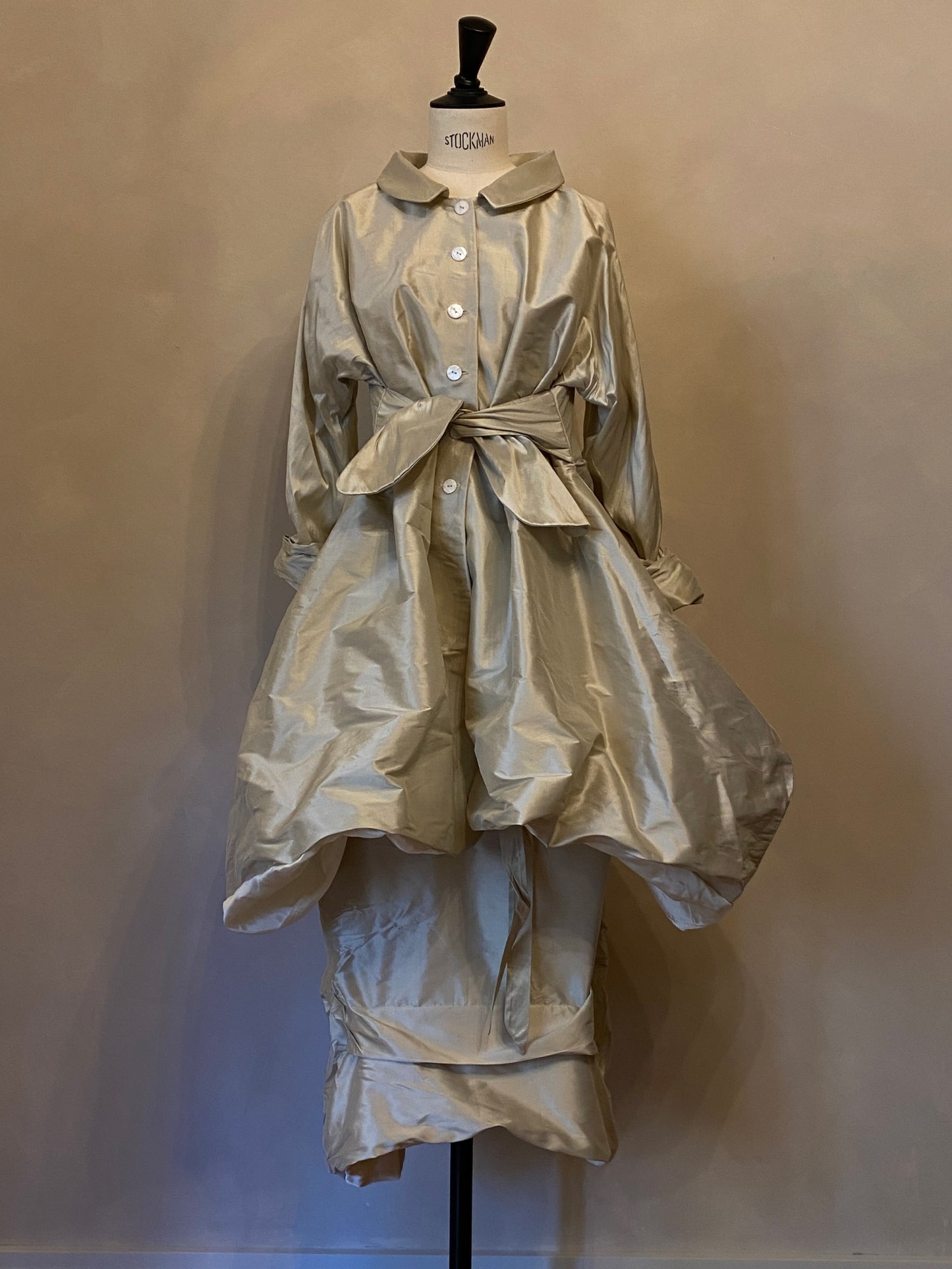 Conjunto de chaqueta y falda de seda dupioni