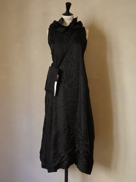 Vestido negro de seda