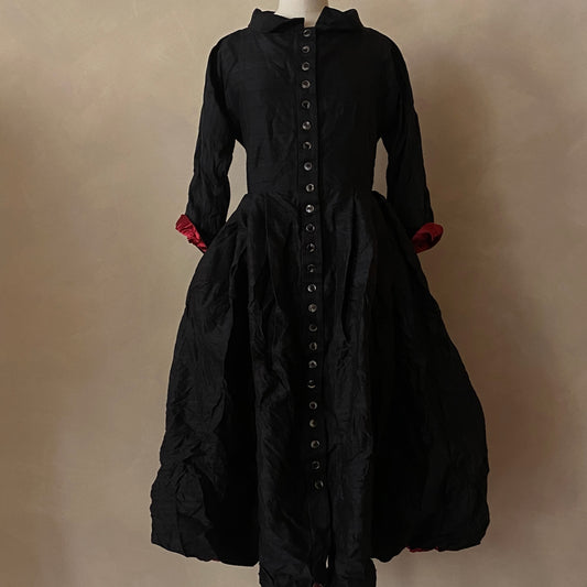 Vestido negro de seda dupioni