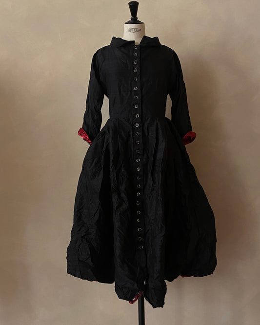 Vestido negro de seda dupioni