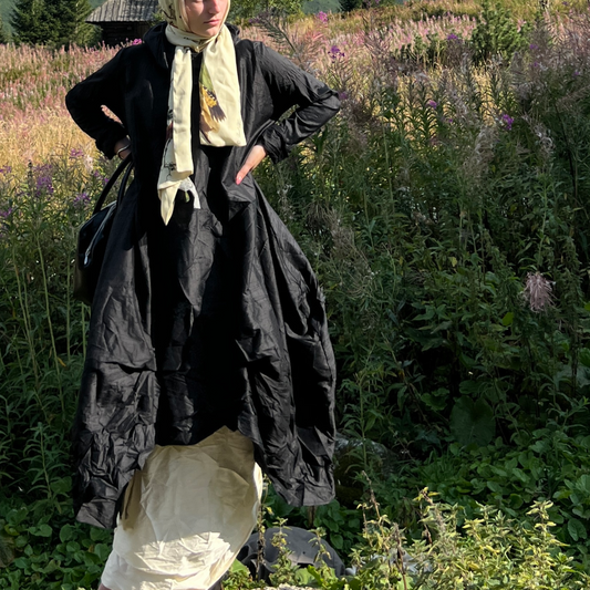 Vestido de seda dupioni con cuello chimenea